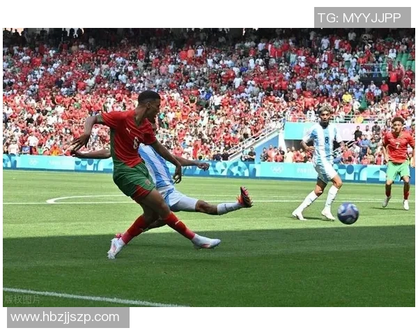 偶遇足球巨星瞬间揭秘球迷心中的星光与真实面貌 偶遇足球巨星瞬间揭秘球迷心中的星光与真实面貌