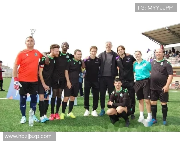 全球足球巨星同框合影 展现足坛风采与辉煌瞬间 全球足球巨星同框合影 展现足坛风采与辉煌瞬间