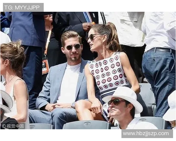 足球巨星与爱妻甜蜜合影展现深情瞬间引发网友热议