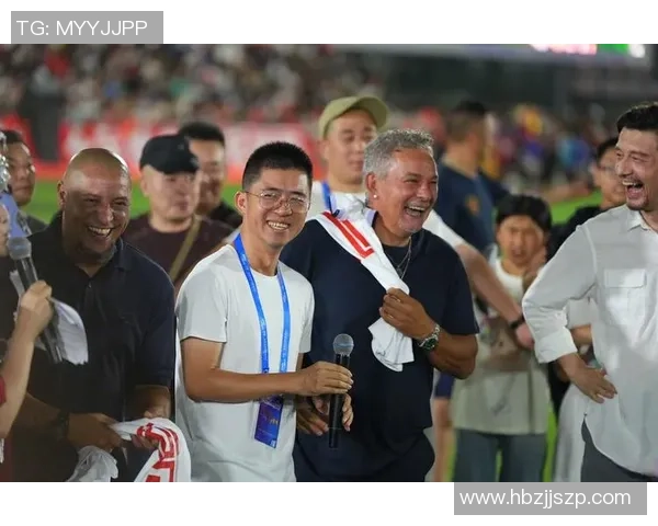 足球明星孩子调皮捣蛋引发全场笑声 父母应对方式大曝光