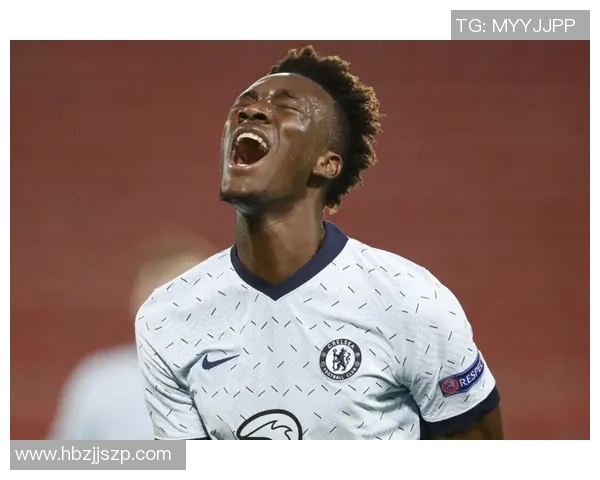 足球球星单刀破门瞬间展现速度与激情令球迷热血沸腾