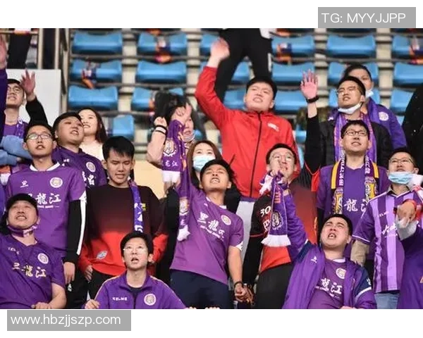 足球球星成功打入关键进球回到更衣室激动庆祝队友热烈欢迎