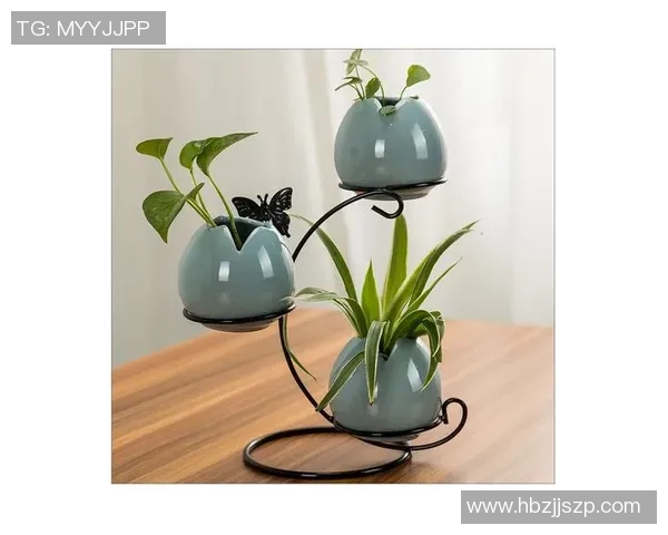 足球球星笔筒创意设计独具匠心，助力桌面装饰与实用性完美结合